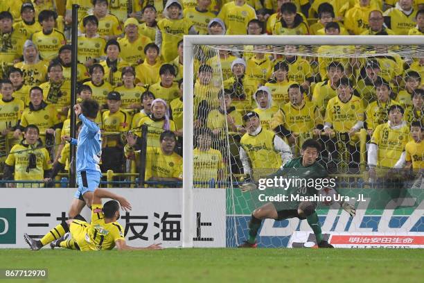 Diego Oliveira of Kashiwa Reysol scores his side's second goal during the J.League J1 match between Kashiwa Reysol and Kawasaki Frontale at Hitachi...