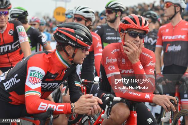 Alberto CONTADOR from Trek Sugafredo chats with Stephen Roche from BMC Team ahead of the start to his last competition - the 1st TDF Shanghai...