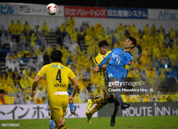 Yu Kobayashi of Kawasaki Frontale heads to score his side's second goal during the J.League J1 match between Kashiwa Reysol and Kawasaki Frontale at...