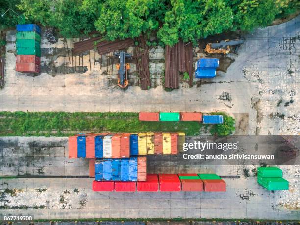 container place near the railroad tracks . - conducteur camion stockfoto's en -beelden