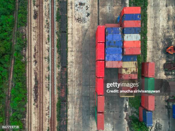 container place near the railroad tracks . - rasthof stock-fotos und bilder