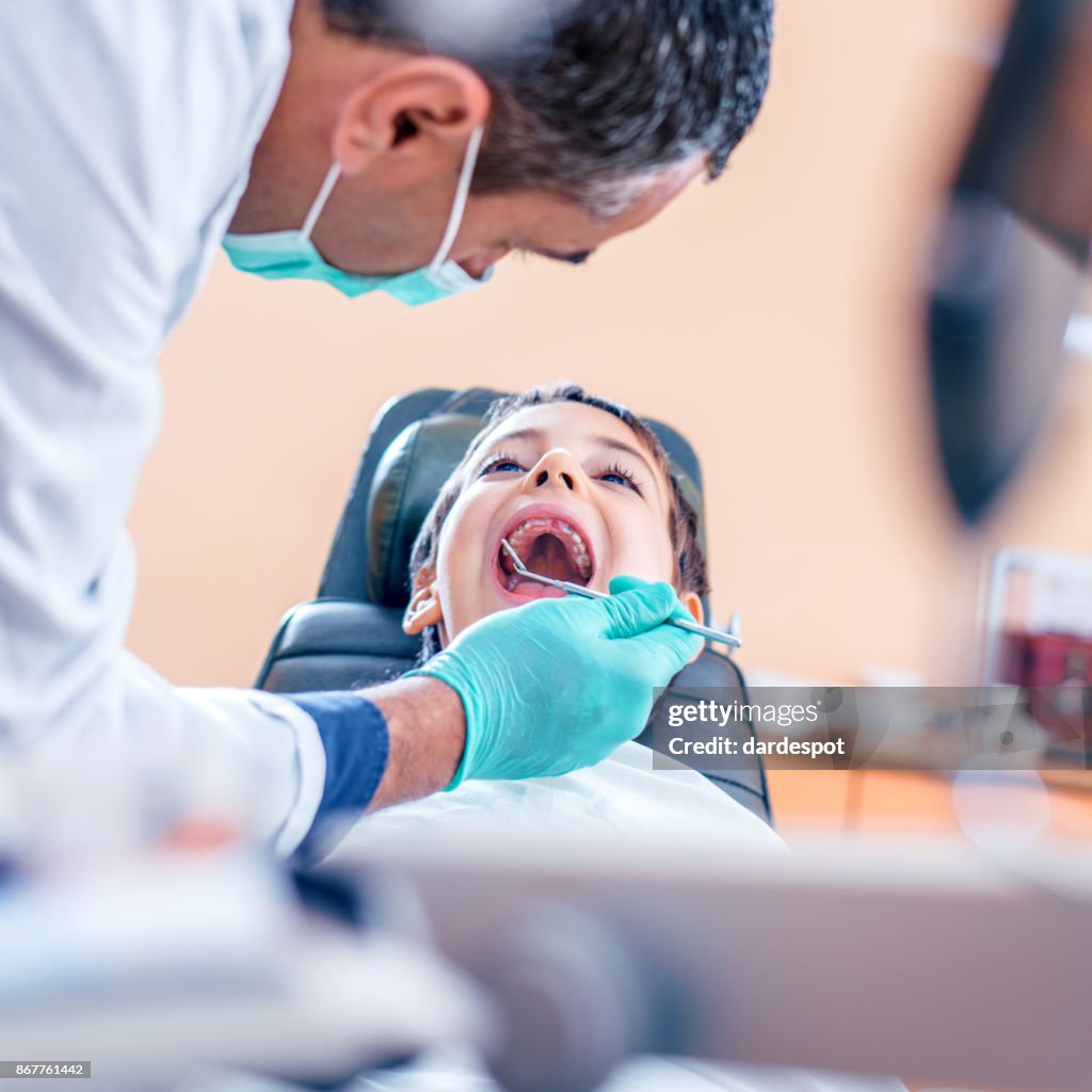 Garçon sur le dentiste