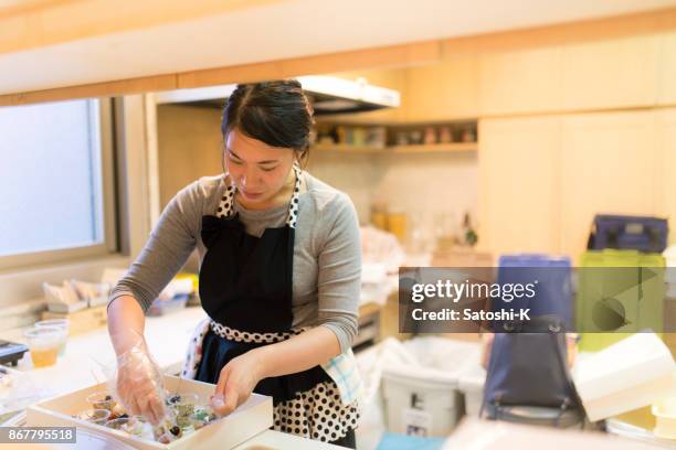 köchin bereitet appetizer für der spd - asiatisch kochen stock-fotos und bilder