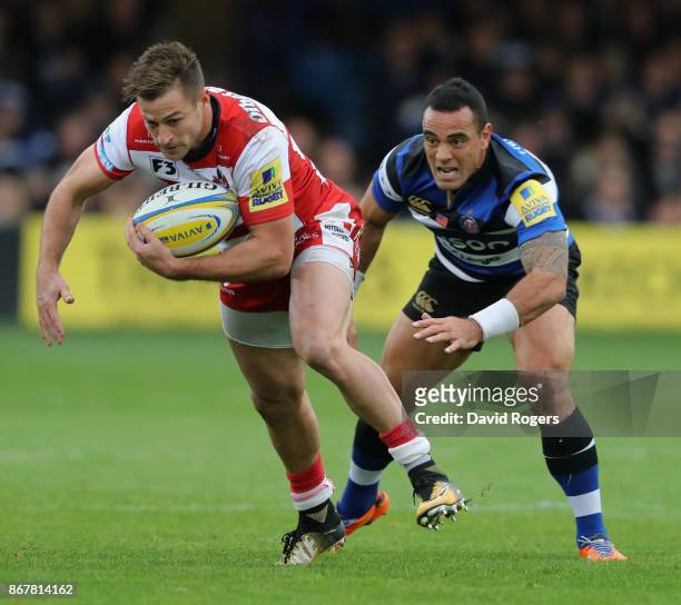 Henry Trinder of Gloucester breaks away from Kahn Fotuali'i during the Aviva Premiership match between Bath Rugby and Gloucester Rugby at the...
