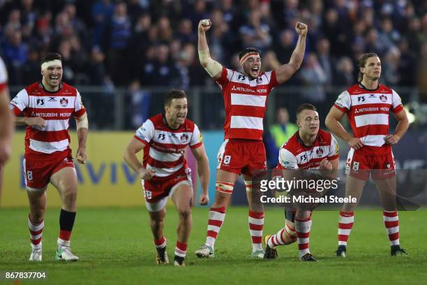 Lewis Ludlow and Gloucester team mates celebrates Owen Williams' winning try conversion and victory by 22-21 during the Aviva Premiership match...