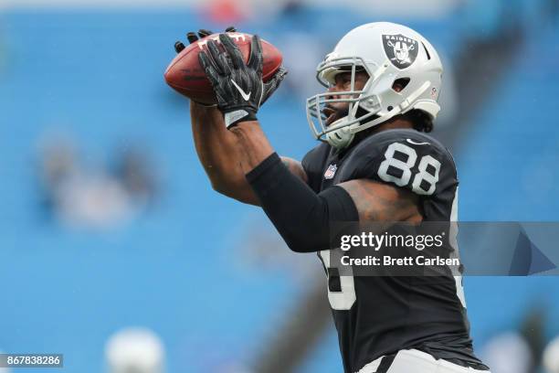 Clive Walford of the Oakland Raiders catches a ball before an NFL game against the Buffalo Bills on October 29, 2017 at New Era Field in Orchard...