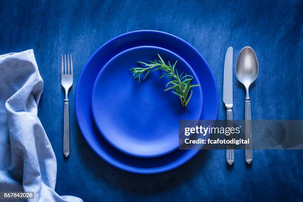 blue toned place setting shot from above on dark background - food photography dark background blue imagens e fotografias de stock