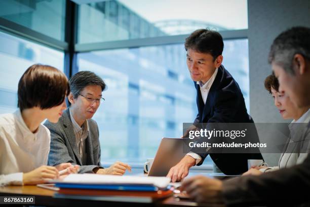 affärsman vid ett bord att ha ett möte - japanese ethnicity bildbanksfoton och bilder