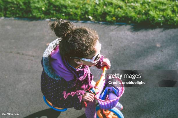 niños en movimiento - onebluelight fotografías e imágenes de stock