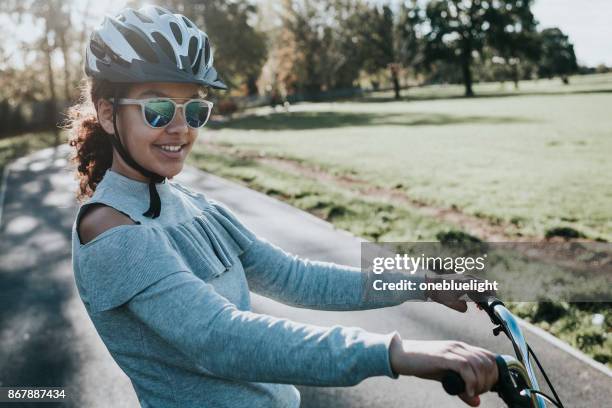 sorrindo de adolescente em bicicleta - onebluelight - fotografias e filmes do acervo