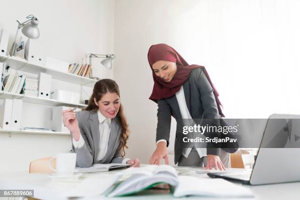 frauen mit den gleichen ideen - emirati at work stock-fotos und bilder