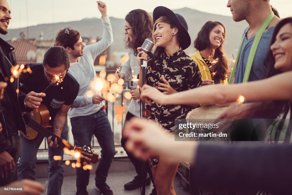 Party-Freunde feiern Neujahr auf Dach