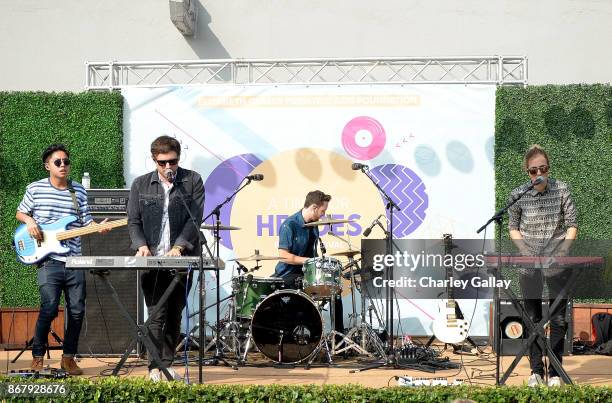 Samantha Thompson Photos and Premium High Res Pictures - Getty Images