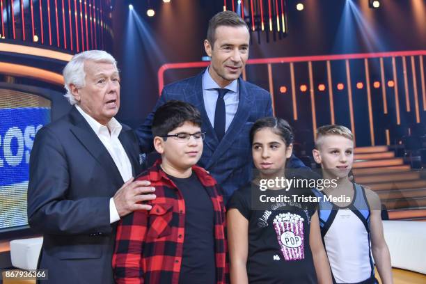 Peter Weck, Kai Pflaume and kid candidates during the TV show 'Klein gegen Gross - Das unglaubliche Duell' at Studio Berlin on October 29, 2017 in...