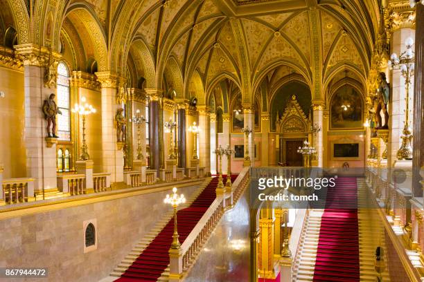 interiour do parlamento húngaro, em budapeste - sede do parlamento húngaro - fotografias e filmes do acervo
