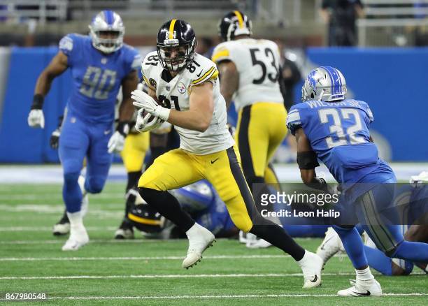 Jesse James of the Pittsburgh Steelers runs with the ball against Tavon Wilson of the Detroit Lions during the first half at Ford Field on October...