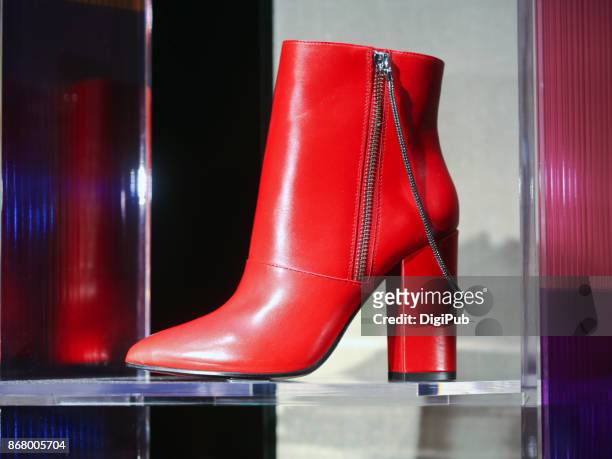 women's red leather ankle boots - zip foto e immagini stock