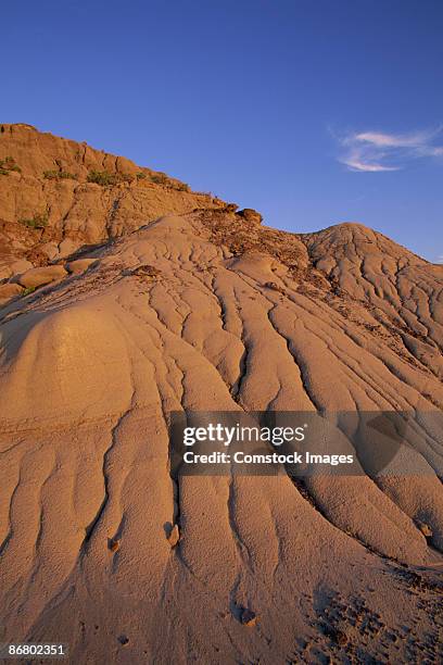 badlands and moon at sunset - dinosaur provincial park foto e immagini stock