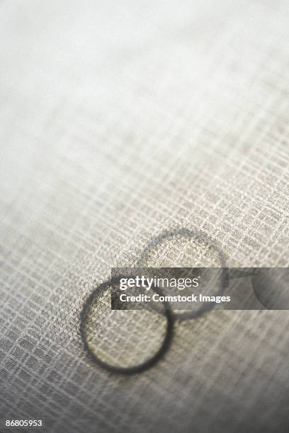 wedding bands - interlocking rings stock pictures, royalty-free photos & images