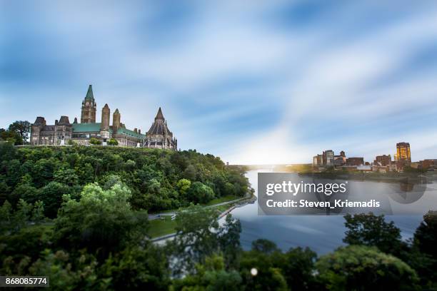 parliament hill en ottawa, ontario, canadá - ottawa fotografías e imágenes de stock