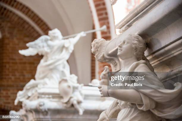 roskilde cathedral, denmark's royal burial church, denmark - kathedraal van roskilde stockfoto's en -beelden