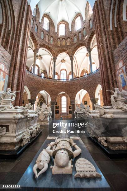roskilde cathedral, denmark's royal burial church, denmark - kathedraal van roskilde stockfoto's en -beelden
