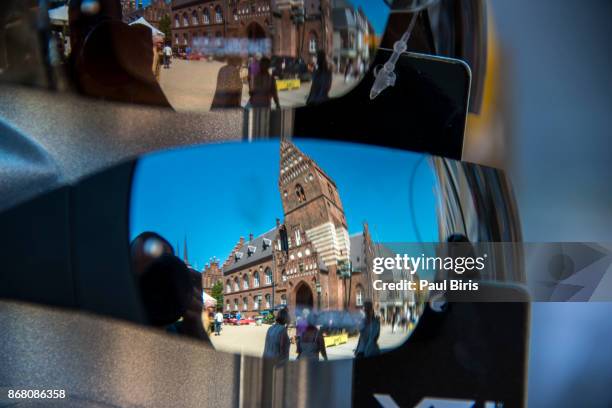 roskilde cathedral reflected in a sungalss, denmark's royal burial church, denmark - kathedraal van roskilde stockfoto's en -beelden