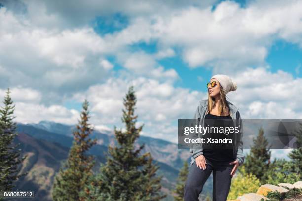 schwangere frau genießen die aussicht in aspen, colorado - european best pictures of the day september 25 2017 stock-fotos und bilder