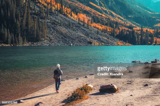 jonge vrouw wandelen in aspen, colorado - rocky mountains stockfoto's en -beelden