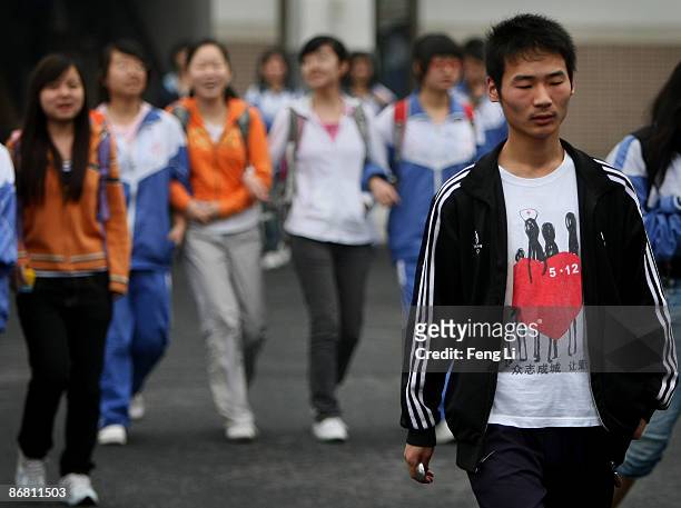 Middle school student wears the T-shirt which commemorates Sichuan 512 earthquake after class at the newly-built Dujiangyan Middle School on May 8,...