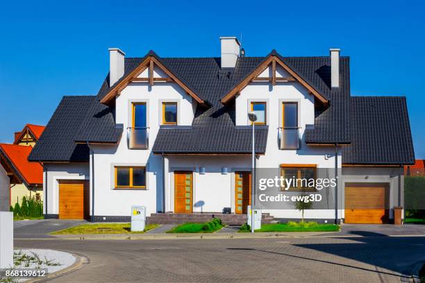 nieuwe witte halfvrijstaande woonhuis in de voorstad - twee onder één kap huis stockfoto's en -beelden