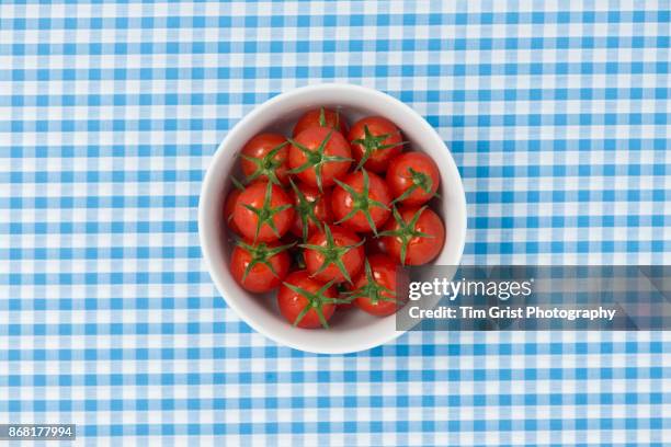 tomatoes in a white porcelain bowl - guingão imagens e fotografias de stock