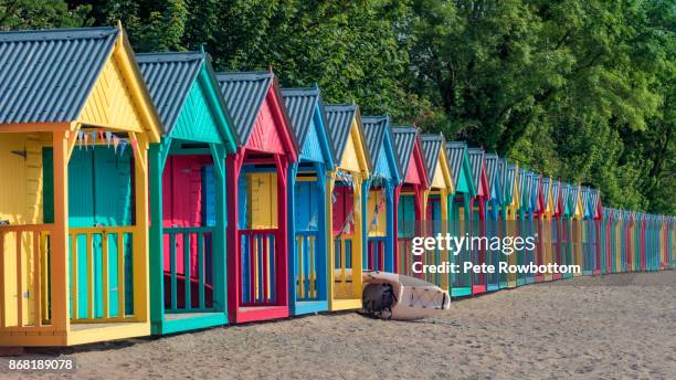 colourful beach huts - beach hut fotografías e imágenes de stock