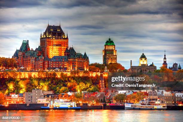 horizonte da cidade de quebec ao longo do rio st. lawrence - hotel chateau frontenac - fotografias e filmes do acervo