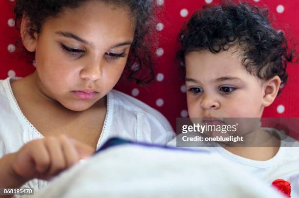 duas irmãs usando tablet digital - onebluelight - fotografias e filmes do acervo