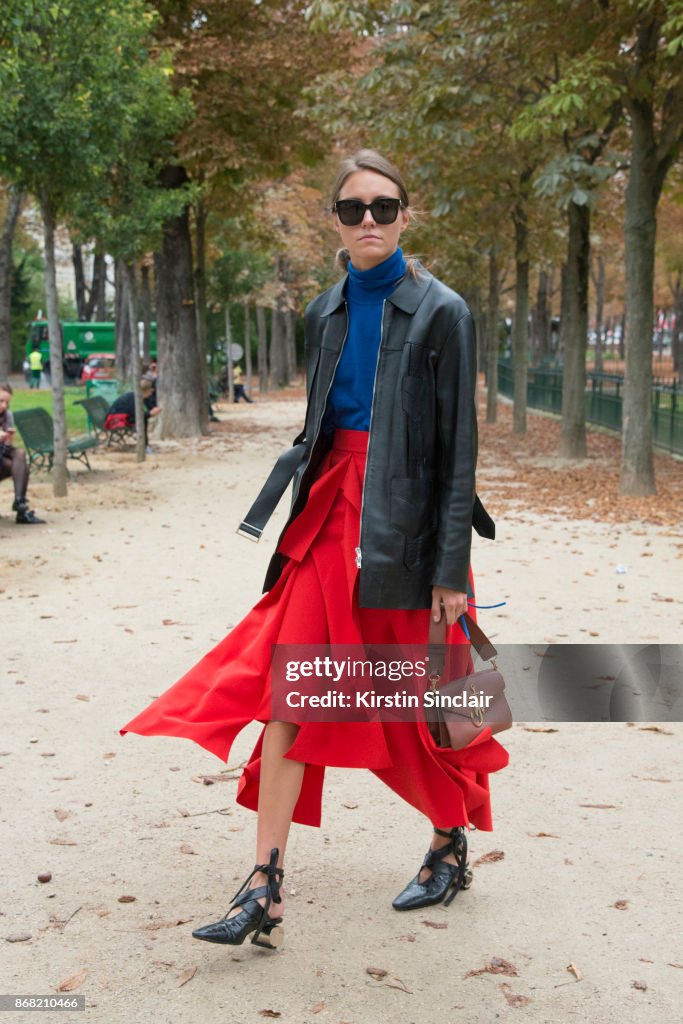 Street Style : Paris Fashion Week Womenswear Spring/Summer 2018 : Day Three