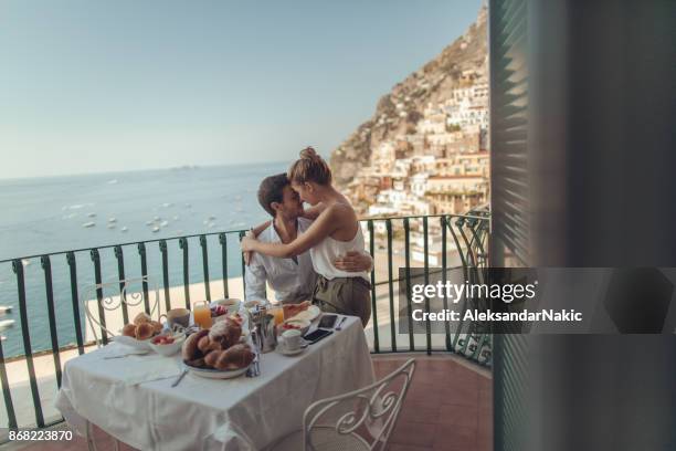 イタリアの新婚旅行 - アマルフィ海岸 ストックフォトと画像