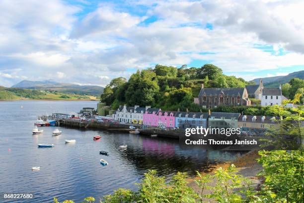 the colorful houses of the portree harbor - isle of skye stock pictures, royalty-free photos & images