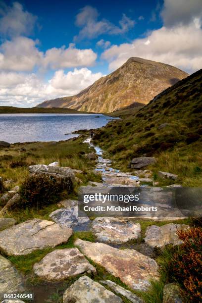 pen yr ole wen mountain and cwm idwal in snowdonia, wales - snowdonia fotografías e imágenes de stock