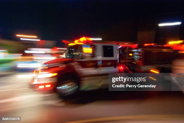 firetruck in motion - camión de bomberos fotografías e imágenes de stock