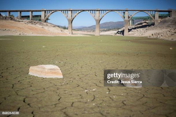 drought. burguillo reservoir. spain - reservoir stock pictures, royalty-free photos & images