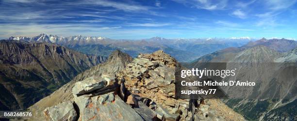 wild ragged landscape of gran paradiso national park - nationalpark gran paradiso stock-fotos und bilder