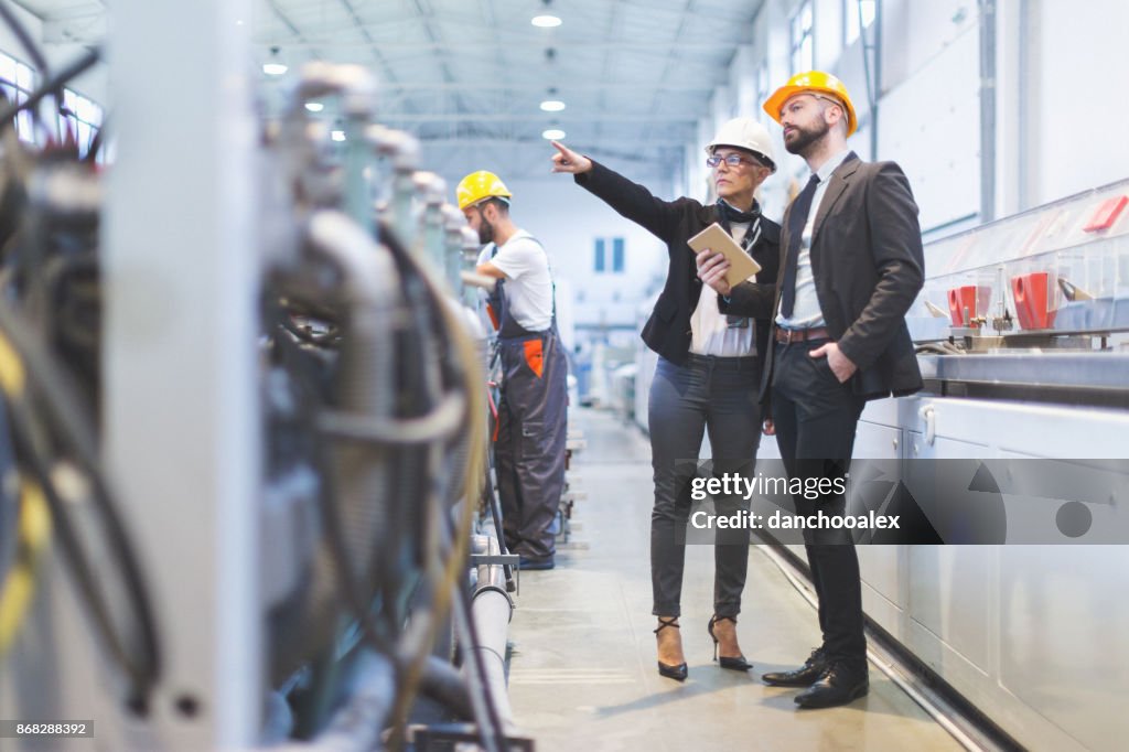 Kwaliteit inspecteurs team in fabriek