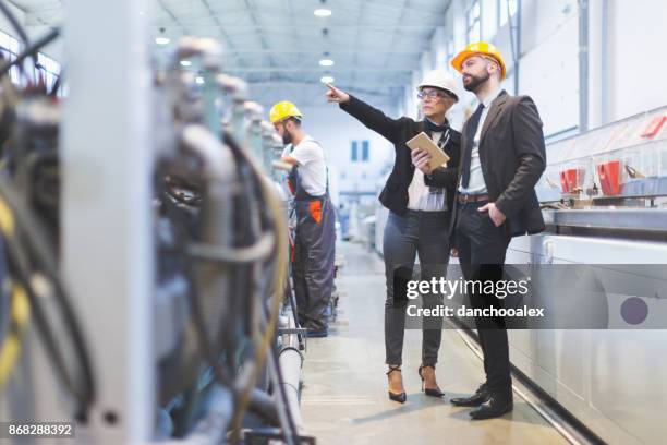 kvalitet inspektörer teamet på fabriken - business woman man with mobile bildbanksfoton och bilder