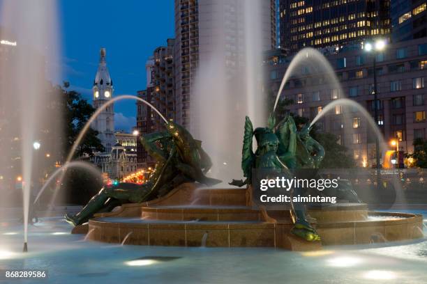 fontane e sculture alla swann memorial fountain di filadelfia - swann memorial fountain foto e immagini stock