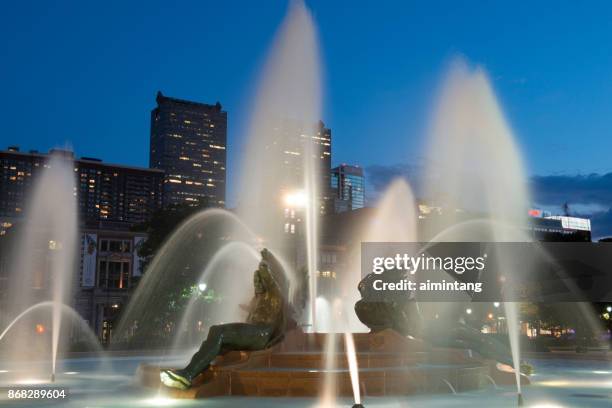 brunnen und skulpturen in der swann memorial fountain in philadelphia - swann memorial fountain stock-fotos und bilder