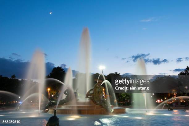 brunnen und skulpturen in der swann memorial fountain in philadelphia - swann memorial fountain stock-fotos und bilder
