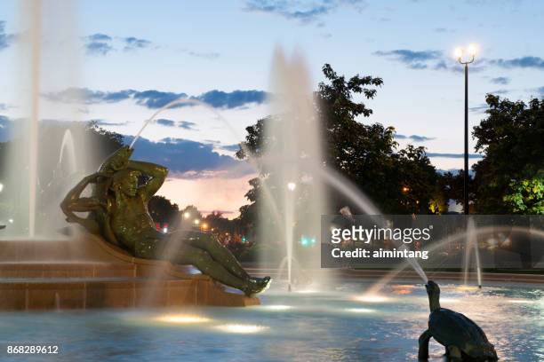 brunnen und skulpturen in der swann memorial fountain in philadelphia - swann memorial fountain stock-fotos und bilder