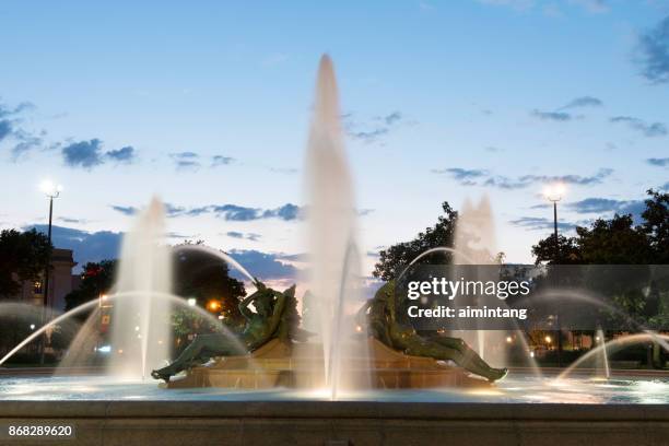 brunnen und skulpturen in der swann memorial fountain in philadelphia - swann memorial fountain stock-fotos und bilder