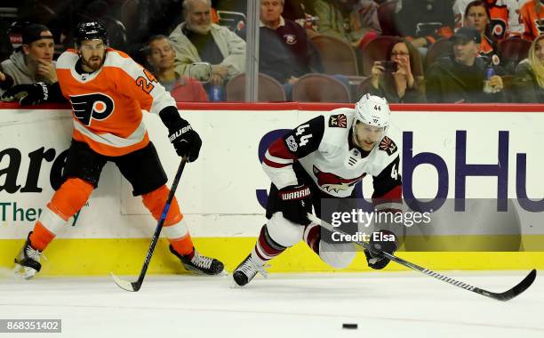 Kevin Connauton of the Arizona Coyotes tries to keep the puck as Matt Read of the Philadelphia Flyers defends on October 30, 2017 at Wells Fargo...